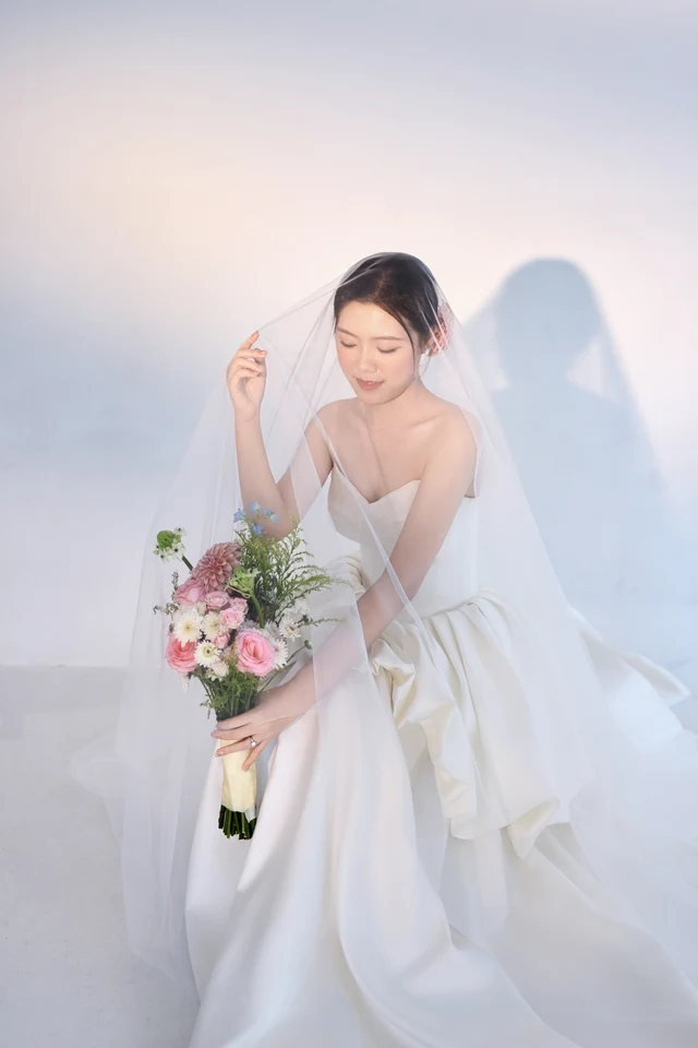 何婉婷的室内婚纱肖像