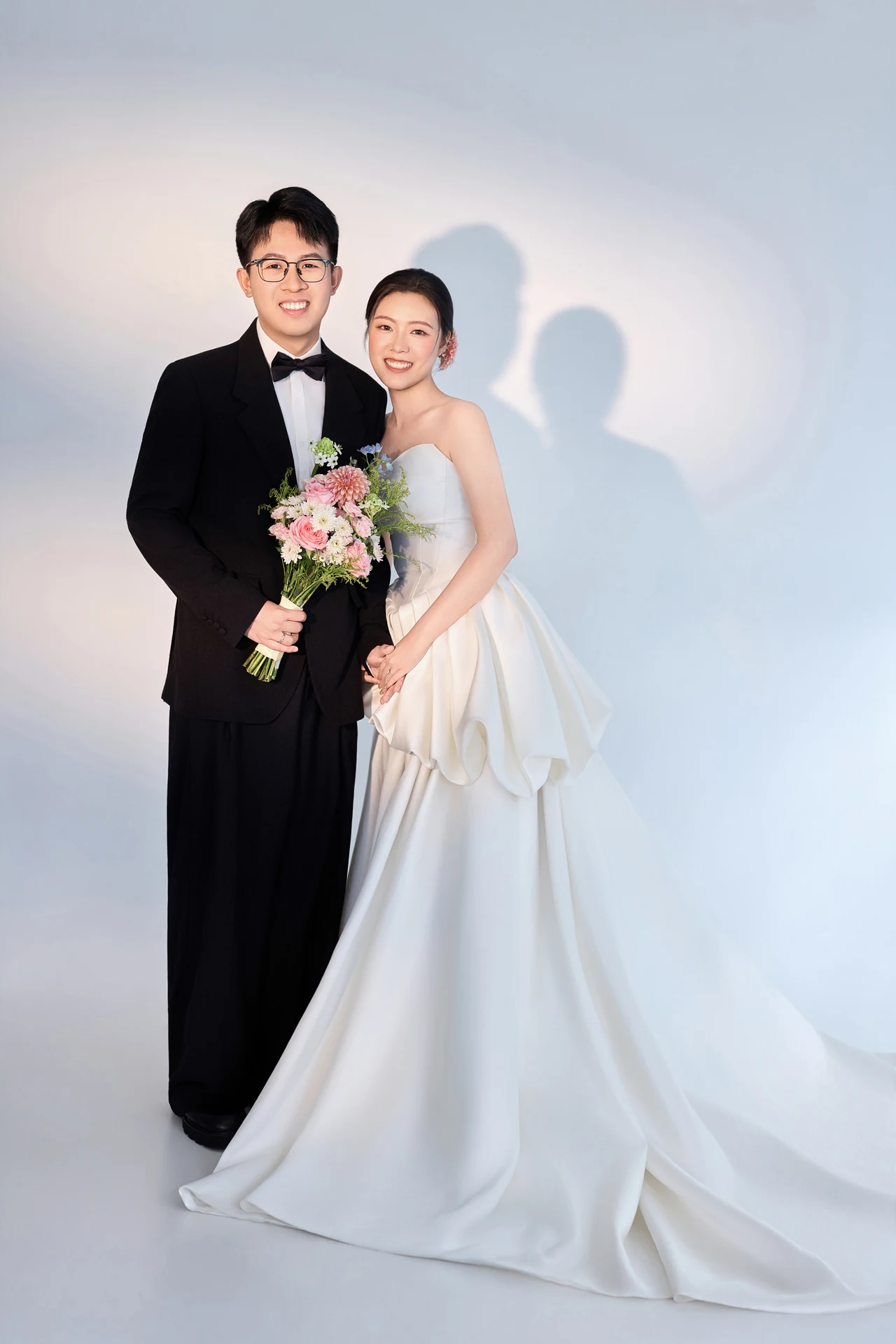 冼俊林与何婉婷的室内婚纱合照