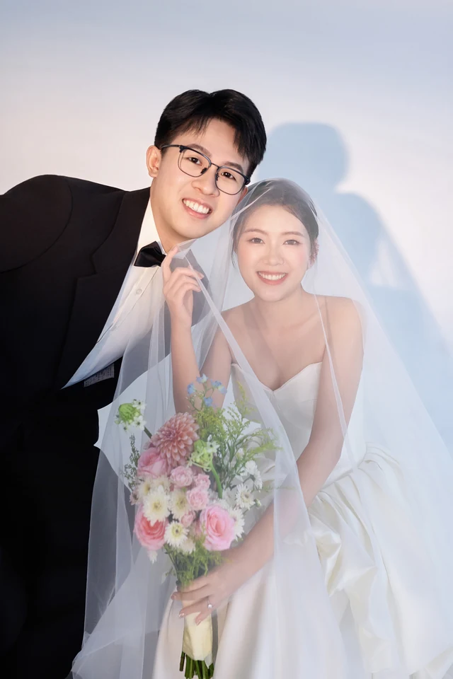 两位新人在白纱下相依微笑
