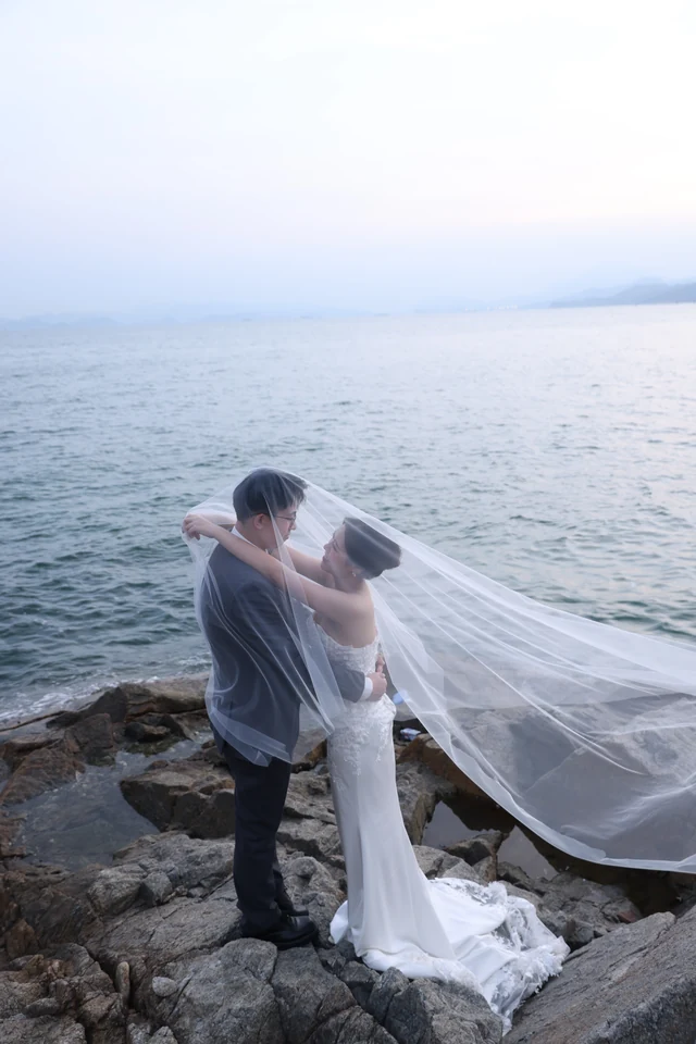 两位新人在海边相拥